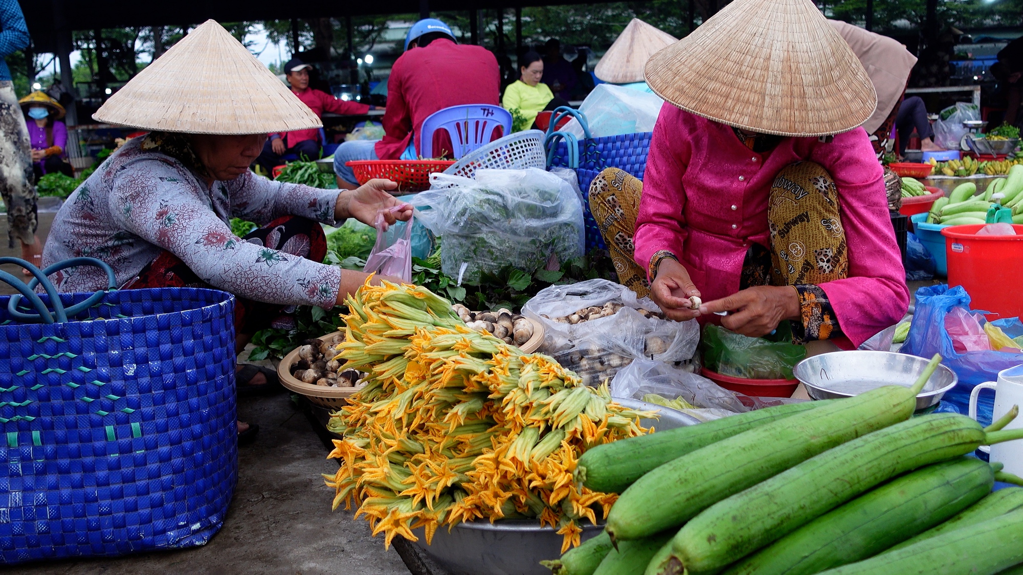 Chợ đêm ở Vị Thanh rực rỡ sắc màu của những chiếc áo bà ba