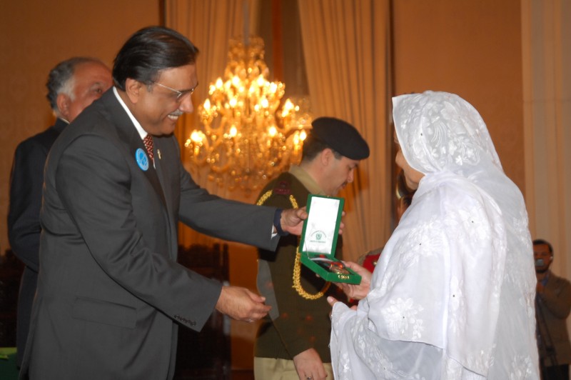 maryam-nhn-gii-thng-nhn-quyn-ca-tng-thng-pakistan-nm-2010-copy.jpg