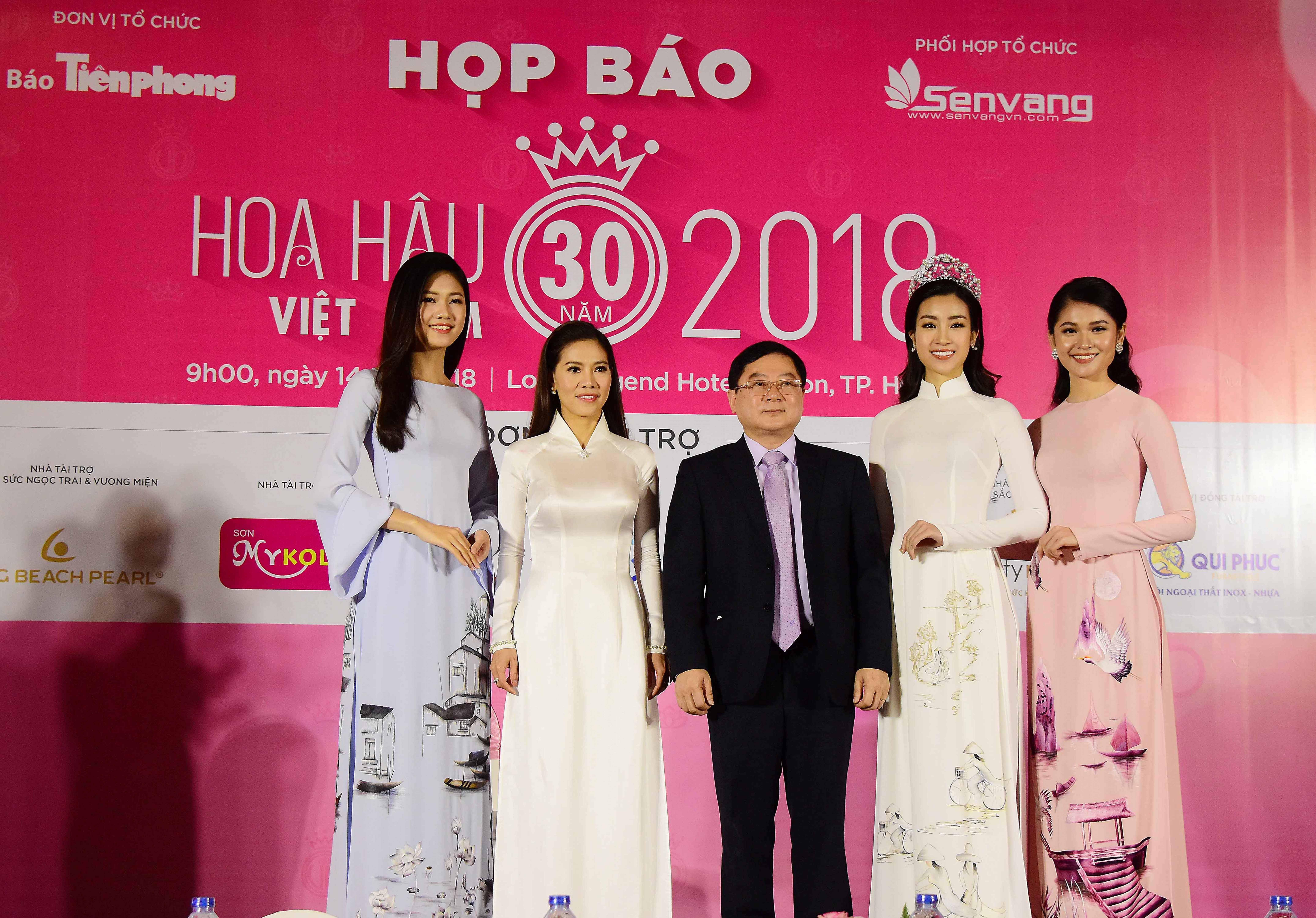  Nhà báo Lê Xuân Sơn - Trưởng Ban tổ chức và bà Phạm Kim Dung - Phó trưởng Ban tổ chức cuộc thi Hoa hậu Việt Nam 2018 cùng các người đẹp