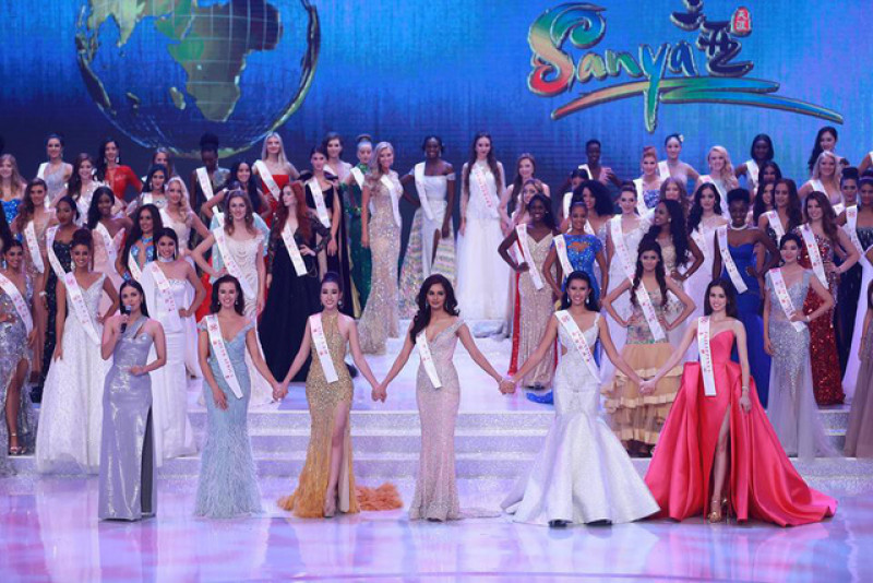 Đỗ Mỹ Linh (thứ hai từ trái sang) giành giải người đẹp nhân ái cùng 4 người đẹp: Ấn Độ, Philippines, Indonesia và Nam Phi.