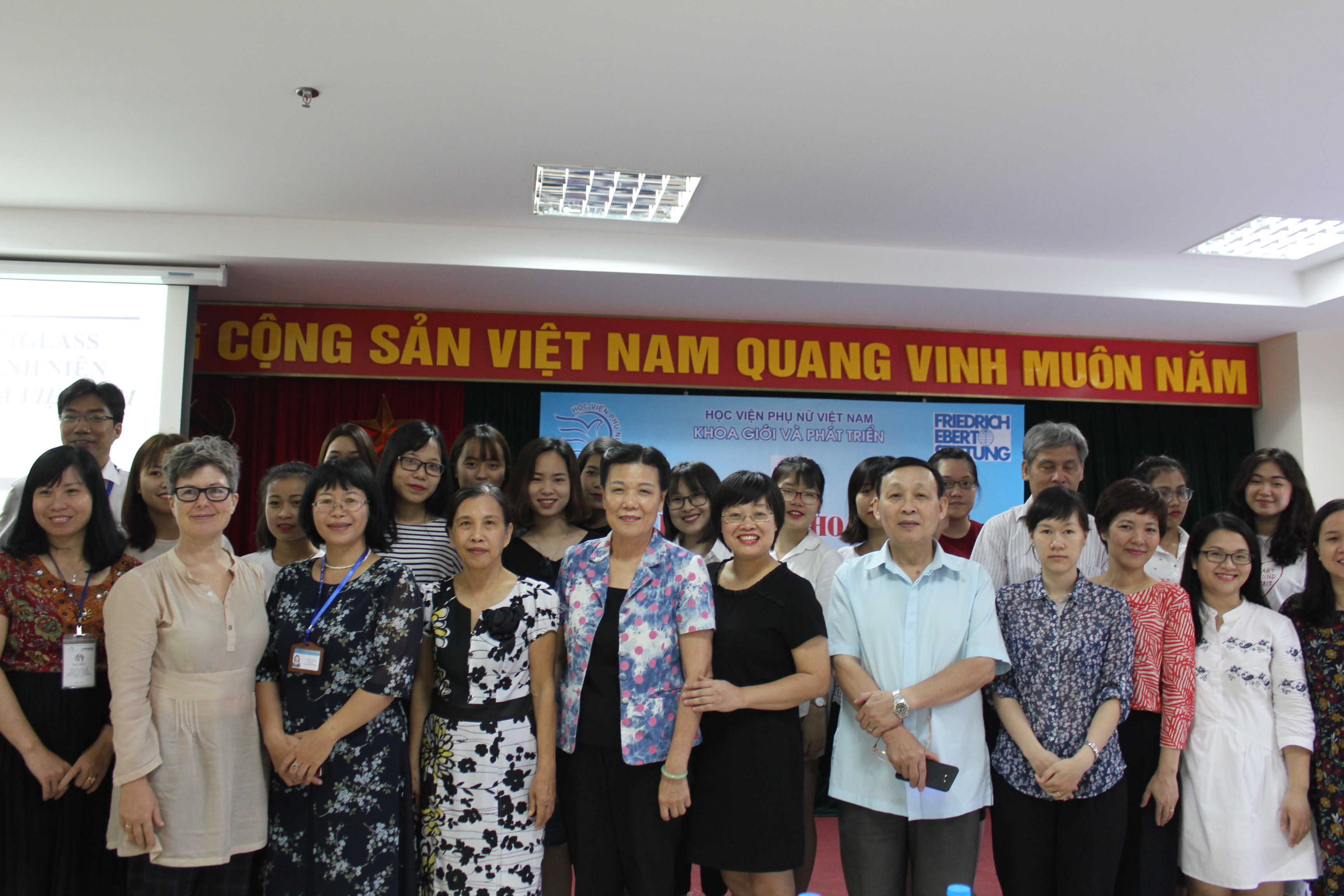 binh-dang-gioi-thong-qua-giao-duc-va-viec-lam-1.JPG