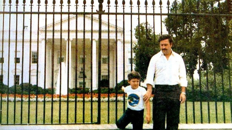 pablo-escobar-in-front-of-the-white-house-with-his-son.jpg
