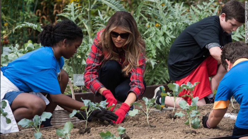 ba-melania-trump-trong-rau-tai-nha-trang.jpg