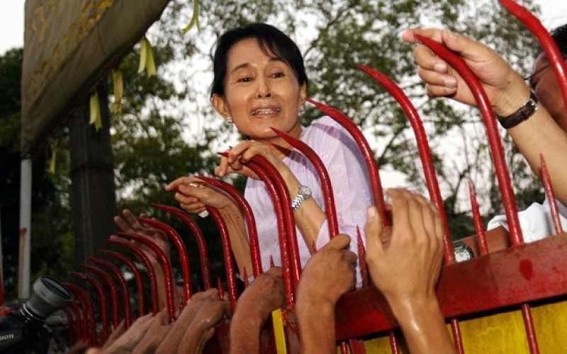 ba-aung-san-suu-kyi-tai-nha-ring-sau-khi-chinh-phu-myanmar-tra-t-do-cho-ba-vao-nm-2010.jpg