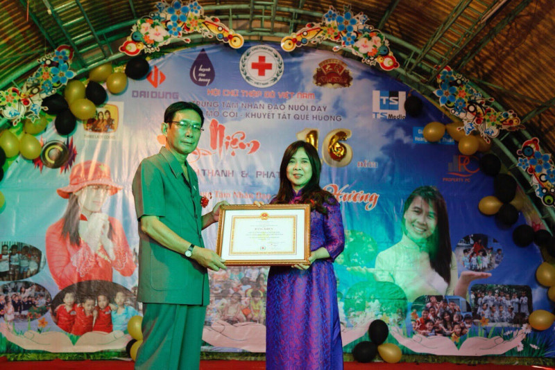 Đặng Hồng Nhung - Phụ trách CQĐD phía Nam TW Hội chữ thập đỏ Việt Nam Trao bằng khen cho Bà Huỳnh Tiểu Hương