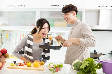89945503-happy-young-couple-cooking-in-the-kitchen.jpg