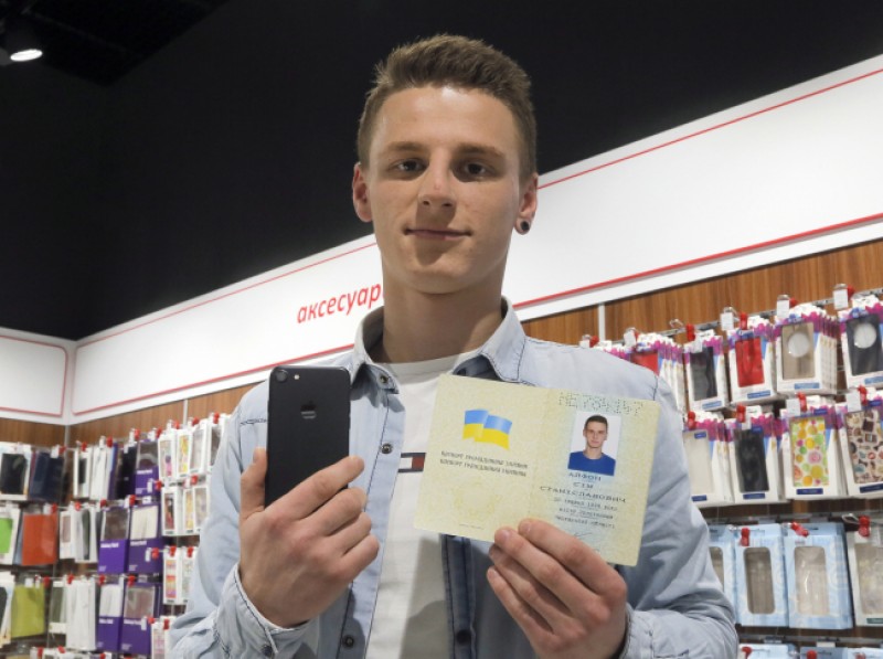 ukraineiphone7_mart.jpg