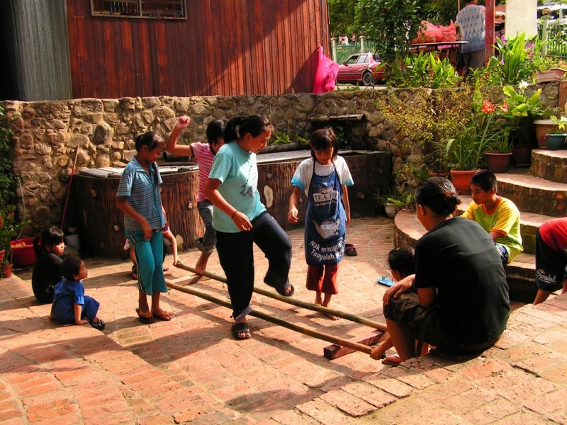 malaysia-children-playing-in-borneo-photo-01.jpg