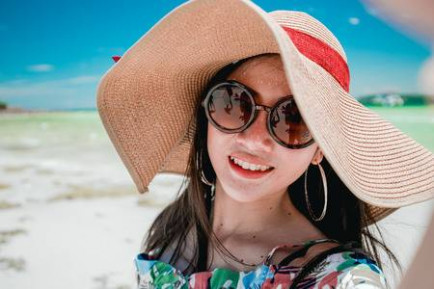 85055144-jeune-femme-asiatique-portant-hawaenne-avec-un-chapeau-et-des-lunettes-de-soleil-est-heureux-quand-il.jpg