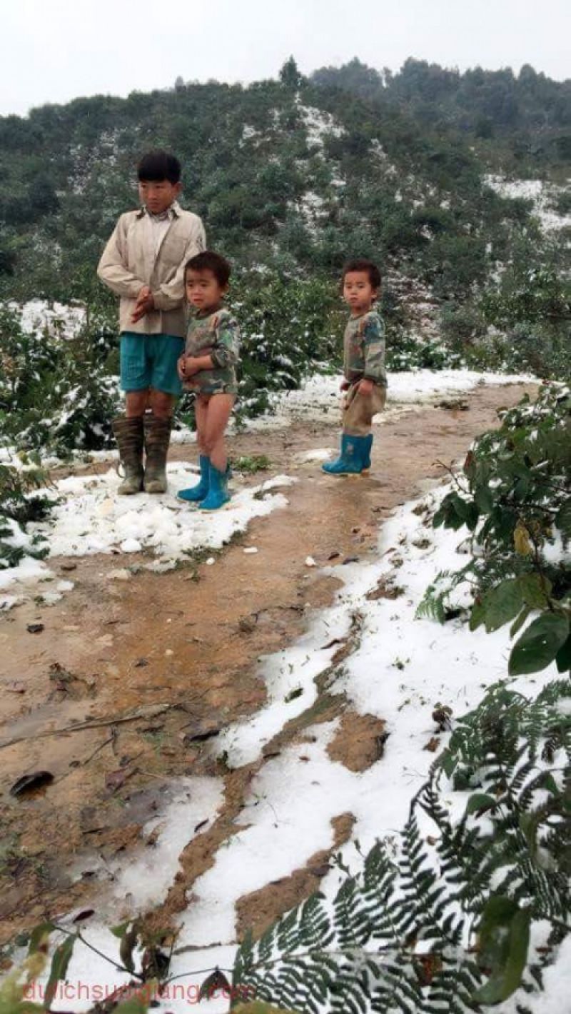 Em bé ở truồng giữa mưa tuyết 'quen rồi' » Báo Phụ Nữ Việt Nam