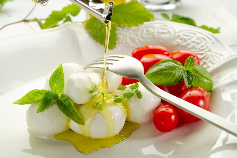 bigstock-olive-oil-over-mozzarella-and-27484583.jpg