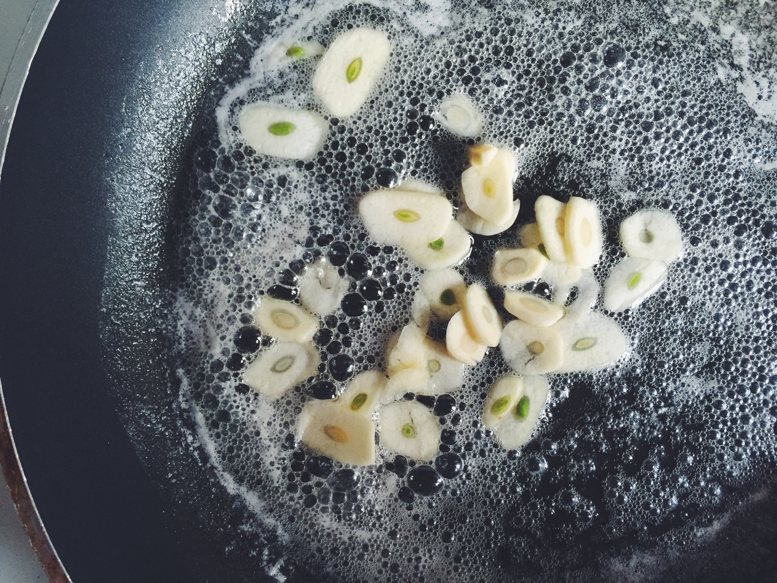 may-peas-garlic-cooking-20160425173401.jpg