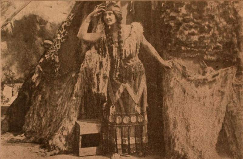 anna-rosemond-trong-vai-pocahontas-phim-cm-do-m-sn-xut-nm-1910.jpg