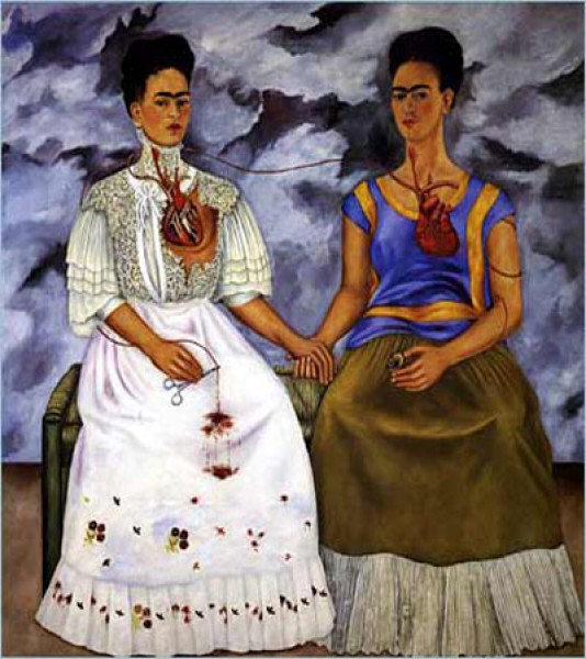 hai-nng-frida-tranh-sn-du-v-nm-1939-lc-kahlo-li-d-vi-ngi-chng-diego-bc-tranh-din-t-ni-tm-v-nhng-trn-tr-au-n-khi-hn-nhn-ca-frida-tan-v-y-l-bc-tranh-kh-ln-u-tin-ca-frida.jpg