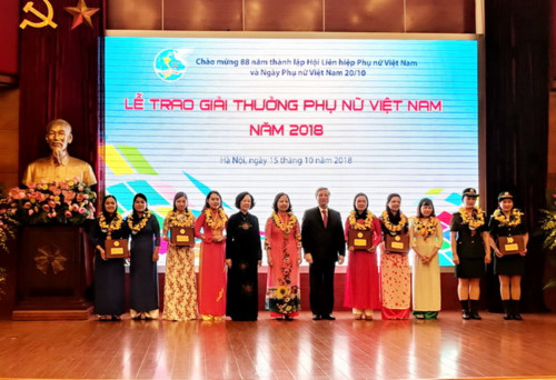 5-tap-the-va-10-ca-nhan-duoc-trao-giai-thuong-phu-nu-viet-nam-2018-szdg.jpg