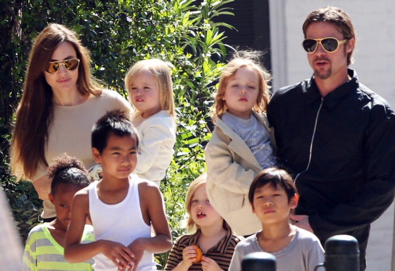 c8f2lina-jolie-and-brad-pitt-family-in-new-orleans.jpg