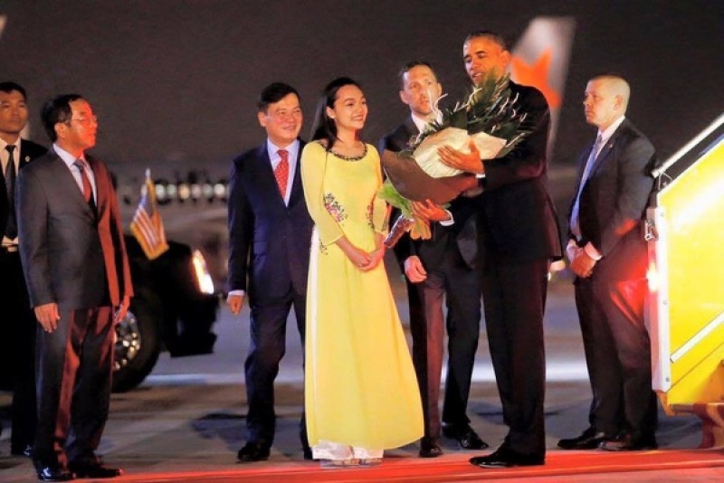 sinh-vien-tang-hoa-obama.jpg