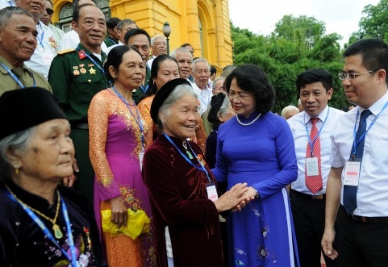 ba-dang-ngoc-thi-ngoc-thinh-gap-mat-nguoi-co-cong-tinh-thai-binh.jpg