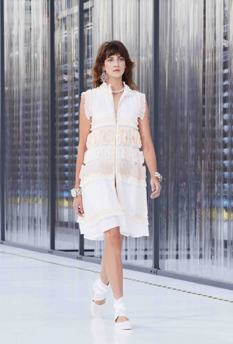 a-look-from-chanel-spring-summer-2017-3.jpg