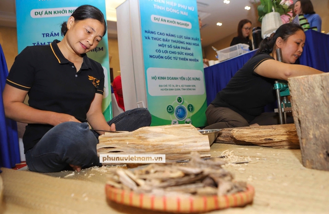 Khoe sản phẩm độc lạ tại Cuộc thi "Phụ nữ khởi nghiệp sáng tạo và chuyển đổi xanh" năm 2024- Ảnh 1.