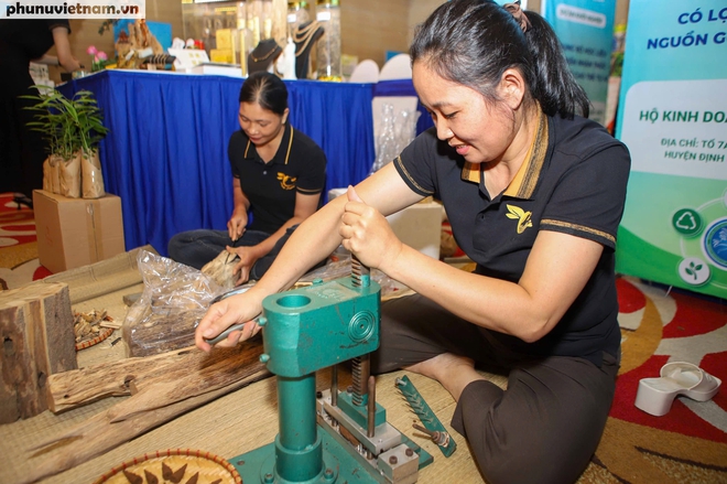 Khoe sản phẩm độc lạ tại Cuộc thi "Phụ nữ khởi nghiệp sáng tạo và chuyển đổi xanh" năm 2024- Ảnh 3.