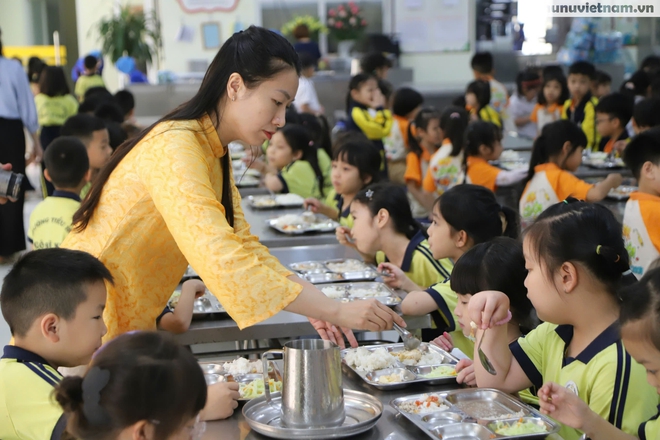 Cận cảnh bữa ăn bán trú của học sinh Hà Nội sau vụ 300 tấn thịt lợn bệnh- Ảnh 12.