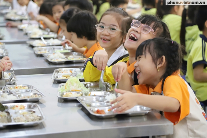 Cận cảnh bữa ăn bán trú của học sinh Hà Nội sau vụ 300 tấn thịt lợn bệnh- Ảnh 14.