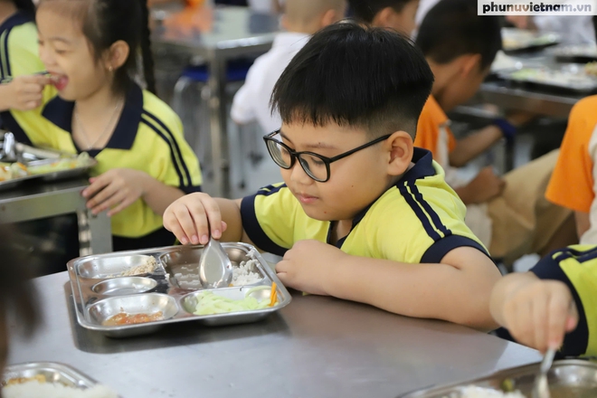 Cận cảnh bữa ăn bán trú của học sinh Hà Nội sau vụ 300 tấn thịt lợn bệnh- Ảnh 13.