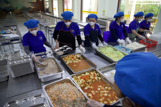 Cận cảnh bữa ăn bán trú của học sinh Hà Nội sau vụ 300 tấn thịt lợn bệnh- Ảnh 8.