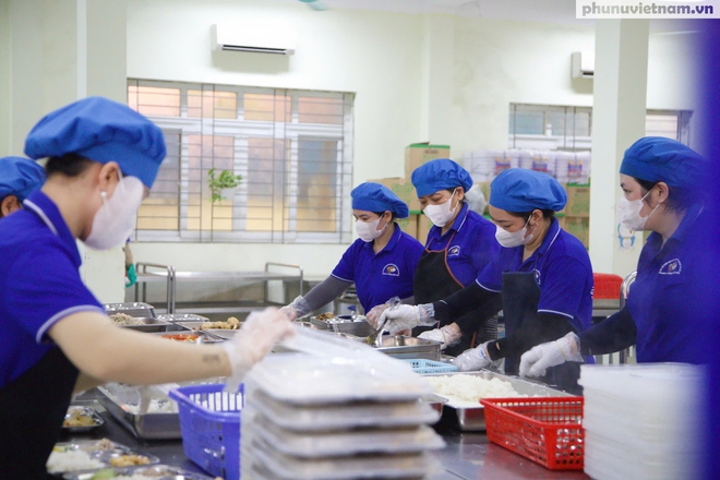 Cận cảnh bữa ăn bán trú của học sinh Hà Nội sau vụ 300 tấn thịt lợn bệnh- Ảnh 11.