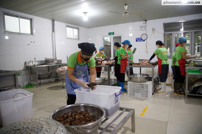 Cận cảnh bữa ăn bán trú của học sinh Hà Nội sau vụ 300 tấn thịt lợn bệnh- Ảnh 6.