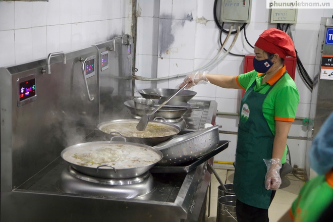 Cận cảnh bữa ăn bán trú của học sinh Hà Nội sau vụ 300 tấn thịt lợn bệnh- Ảnh 5.