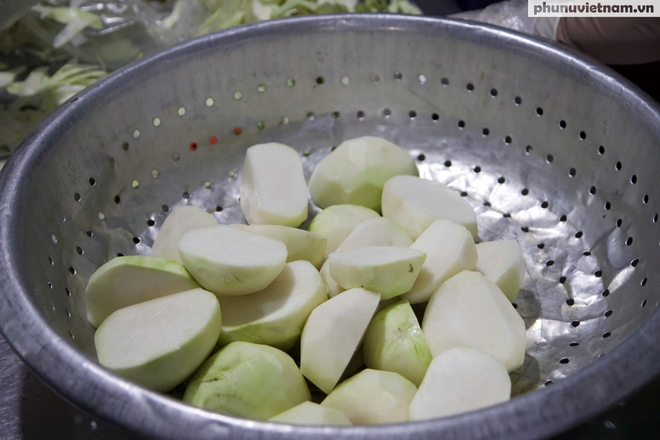 Cận cảnh bữa ăn bán trú của học sinh Hà Nội sau vụ 300 tấn thịt lợn bệnh- Ảnh 4.