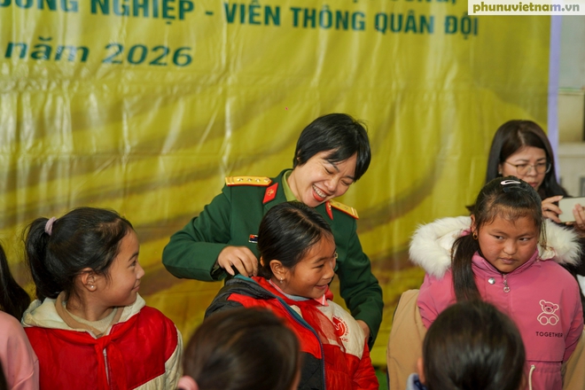 Phụ nữ Quân đội đồng hành cùng phụ nữ, trẻ em nghèo ở biên cương đón Xuân Bính Ngọ- Ảnh 6.