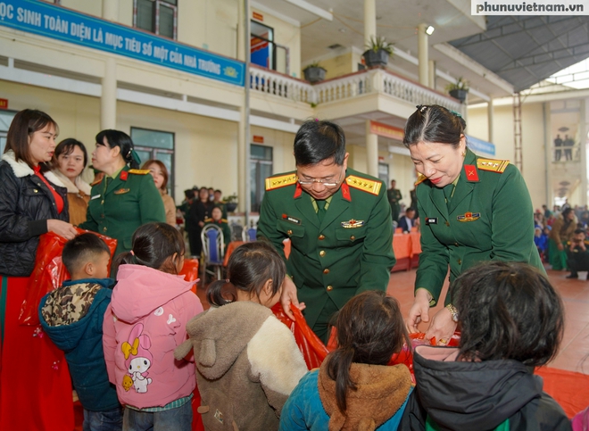 Phụ nữ Quân đội đồng hành cùng phụ nữ, trẻ em nghèo ở biên cương đón Xuân Bính Ngọ- Ảnh 7.