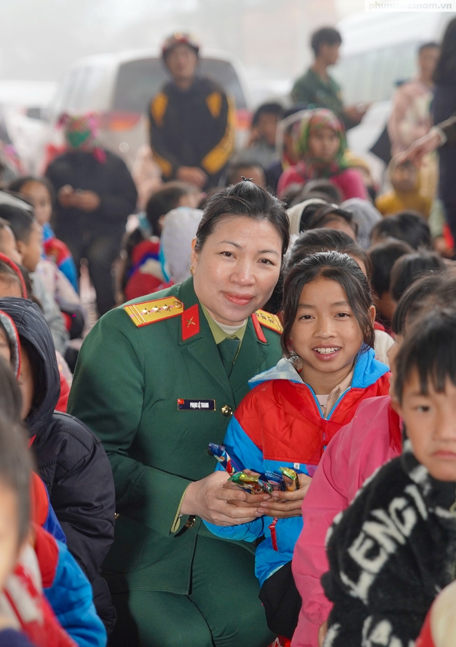 Phụ nữ Quân đội đồng hành cùng phụ nữ, trẻ em nghèo ở biên cương đón Xuân Bính Ngọ- Ảnh 8.