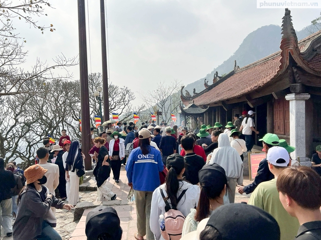 Lượng người tăng mạnh gây ùn tắc trên đỉnh Yên Tử- Ảnh 6.