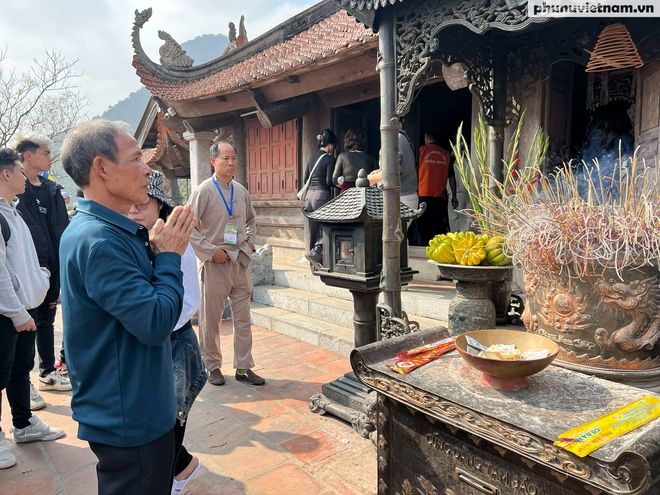 Lượng người tăng mạnh gây ùn tắc trên đỉnh Yên Tử- Ảnh 7.