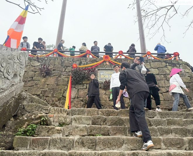 Lượng người tăng mạnh gây ùn tắc trên đỉnh Yên Tử- Ảnh 8.