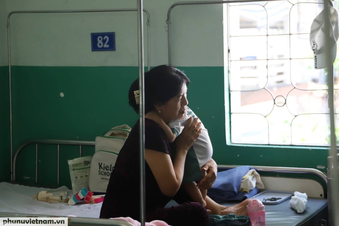 Mẹ trắng đêm chăm con mắc tay chân miệng- Ảnh 3.
