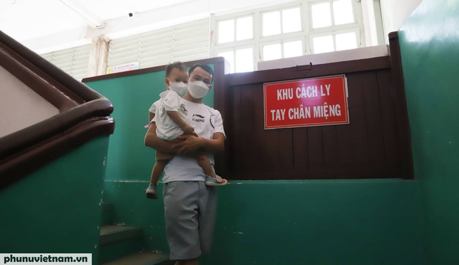 Mẹ trắng đêm chăm con mắc tay chân miệng- Ảnh 4.