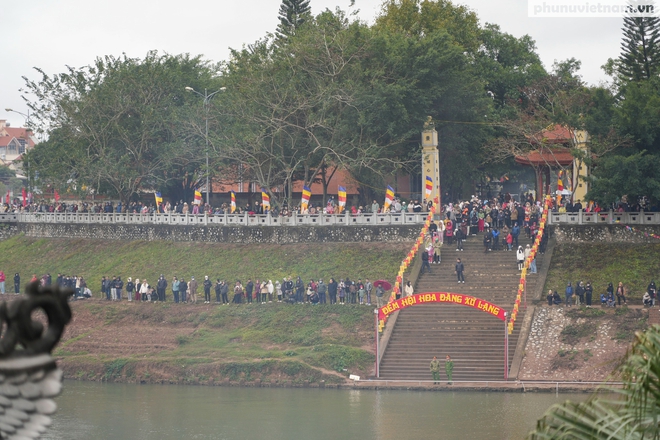 Hơn vạn người dự Lễ hội đua bè mảng trên sông Kỳ Cùng ở TP Lạng Sơn- Ảnh 4.