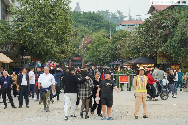 Đầu xuân, du khách tấp nập hành hương về danh lam cổ tự Kinh Bắc- Ảnh 12.