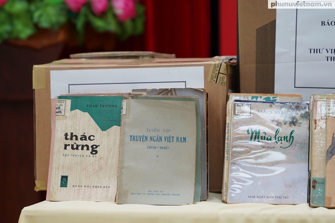 Báo Phụ nữ Việt Nam trao tặng hơn 500 đầu sách cho "thư viện" phường Hồng Hà- Ảnh 3.