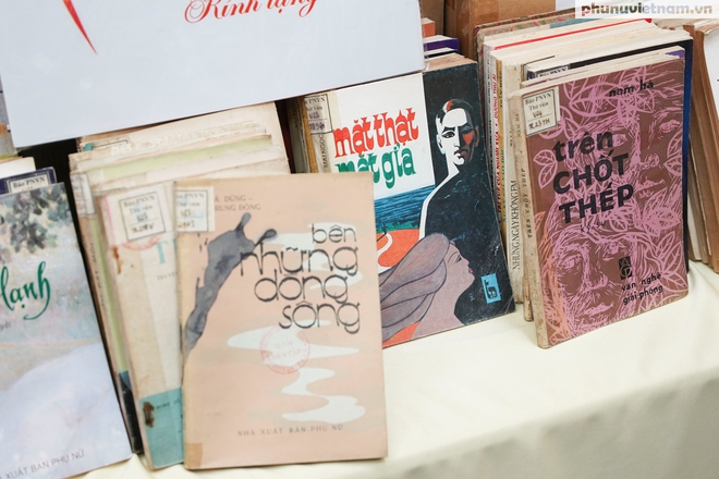 Báo Phụ nữ Việt Nam trao tặng hơn 500 đầu sách cho "thư viện" phường Hồng Hà- Ảnh 4.