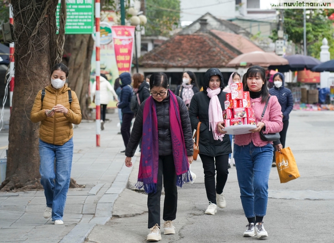 Kết thúc tuần làm việc đầu tiên sau nghỉ Tết, người dân nườm nượp du xuân chùa Thầy- Ảnh 4.