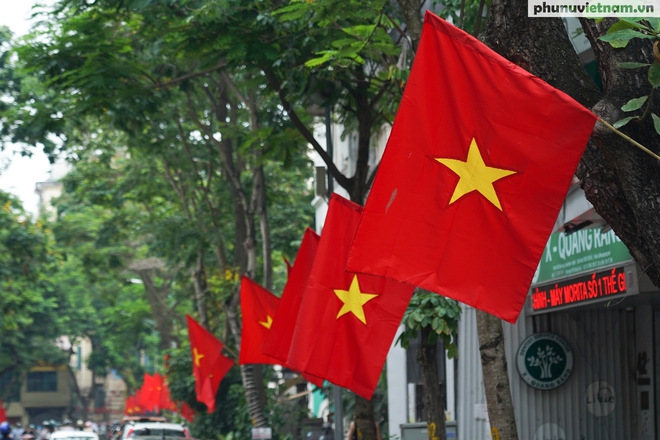 Phố phường Hà Nội nhộn nhịp cờ hoa chào mừng ngày chính thức vận hành chính quyền địa phương 2 cấp- Ảnh 6.