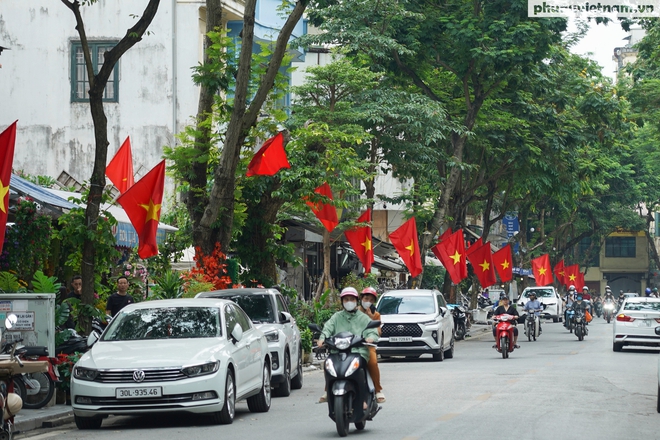 Phố phường Hà Nội nhộn nhịp cờ hoa chào mừng ngày chính thức vận hành chính quyền địa phương 2 cấp- Ảnh 7.