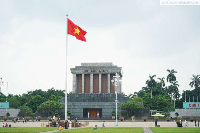 Phố phường Hà Nội nhộn nhịp cờ hoa chào mừng ngày chính thức vận hành chính quyền địa phương 2 cấp- Ảnh 23.