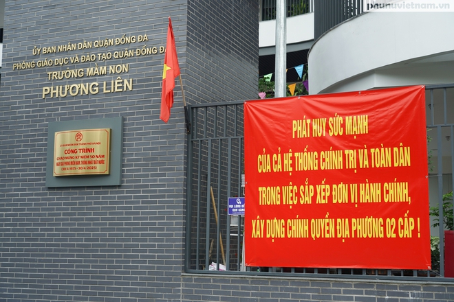Phố phường Hà Nội nhộn nhịp cờ hoa chào mừng ngày chính thức vận hành chính quyền địa phương 2 cấp- Ảnh 12.